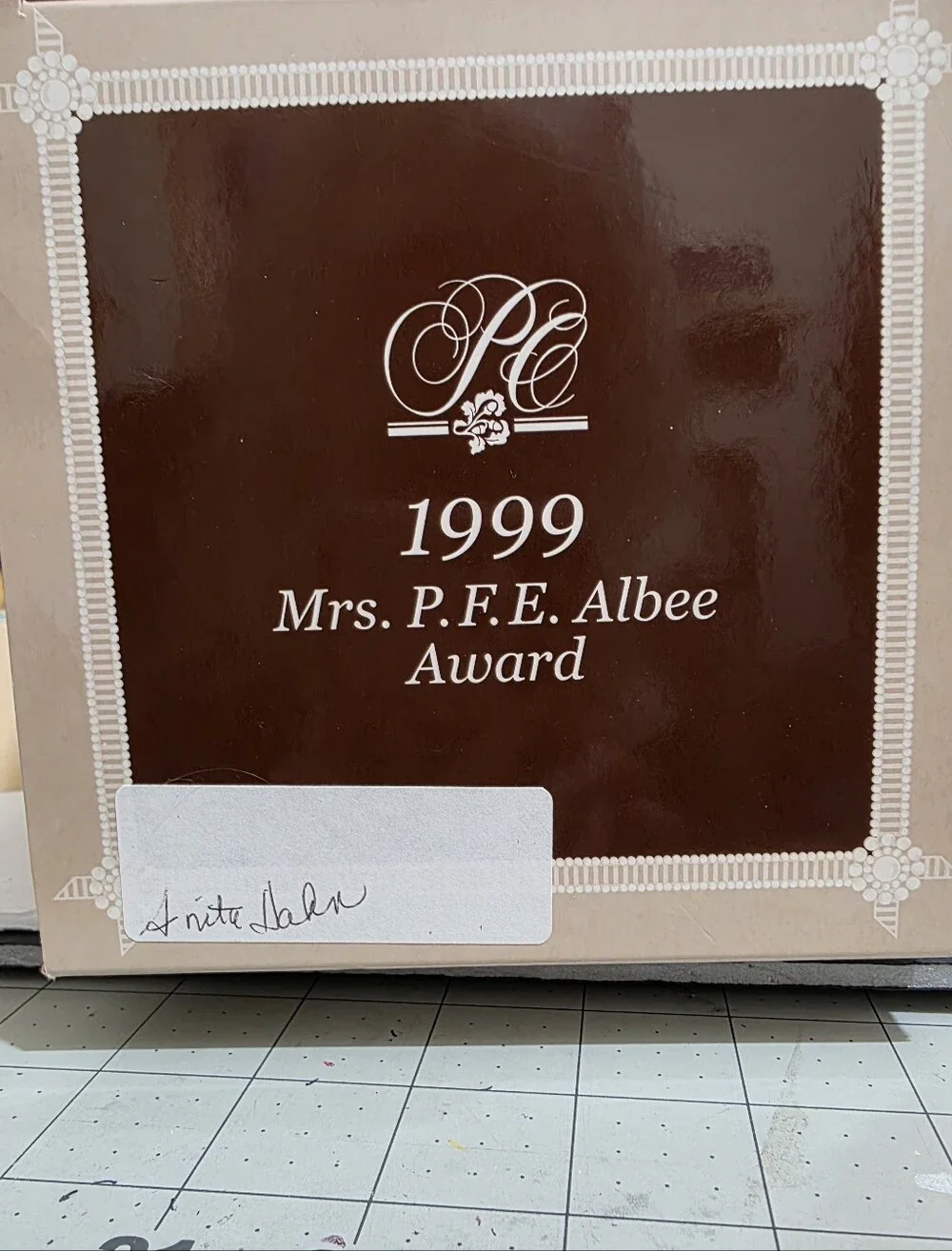 Avon 2007 President’s Club Mrs. Albee Award figurine, 40th Anniversary